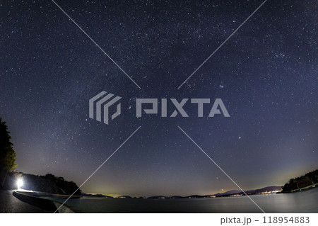 瀬戸内の冬の星景　冬の星座たちと天の川アーチ 118954883
