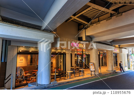 東京　目黒区　自由が丘の街並み（駅周辺） 118955676