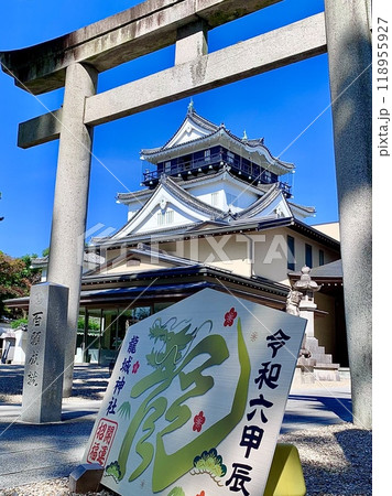 秋晴れの青空に映える岡崎城天守閣を大絵馬が置かれた鳥居越しに見上げる〈岡崎城公園/愛知県岡崎市〉 秋晴れの青空に映える岡崎城天守閣を大絵馬が置かれた鳥居越しに見上げる〈岡崎城公園/愛知県岡崎市〉 118955927