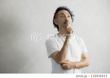 考える髭の男性 118956033