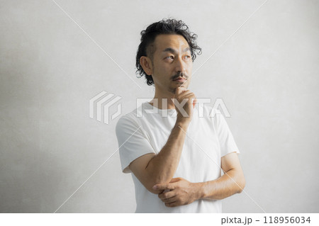 考える髭の男性 118956034