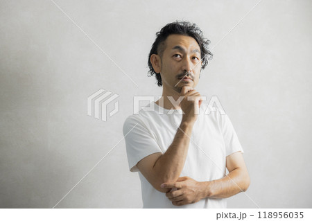 考える髭の男性 118956035