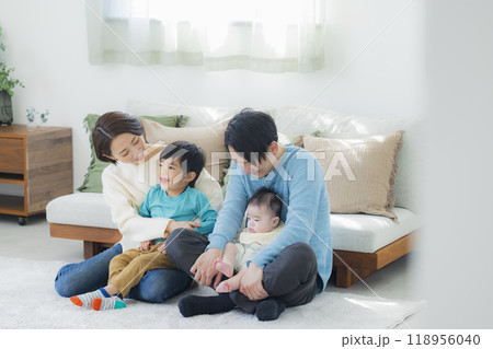 リビングでくつろぐ家族 リビングでくつろぐ家族 118956040