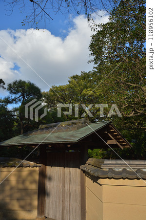 戸定ヶ丘歴史公園、茶室「松雲亭」の庭門 戸定ヶ丘歴史公園、茶室「松雲亭」の庭門 118956102
