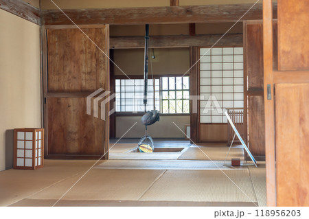 長野県伊那市 高遠に残る再現された絵島囲み屋敷の囲炉裏のある室内 長野県伊那市 高遠に残る再現された絵島囲み屋敷の囲炉裏のある室内 118956203