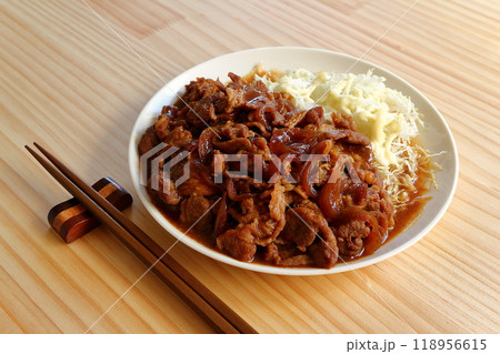 豚こまの生姜焼きとマヨネーズをかけた千切りキャベツ 豚こまの生姜焼きとマヨネーズをかけた千切りキャベツ 118956615