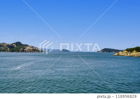 直島行きフェリーからの大槌島と瀬戸内海風景 直島行きフェリーからの大槌島と瀬戸内海風景 118956829