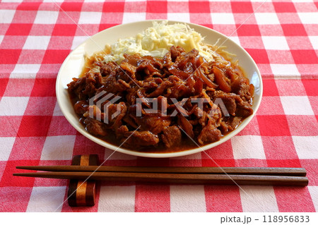 豚こまの生姜焼きとマヨネーズをかけた千切りキャベツ 118956833