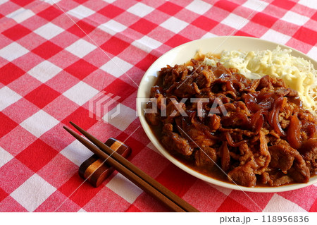 豚こまの生姜焼きとマヨネーズをかけた千切りキャベツ 豚こまの生姜焼きとマヨネーズをかけた千切りキャベツ 118956836