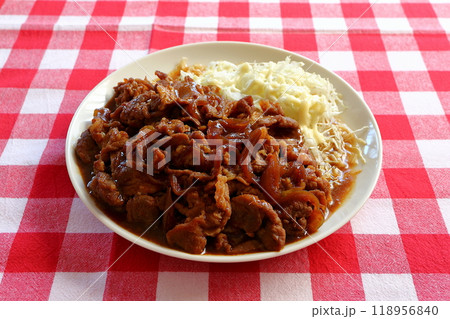 豚こまの生姜焼きとマヨネーズをかけた千切りキャベツ 豚こまの生姜焼きとマヨネーズをかけた千切りキャベツ 118956840