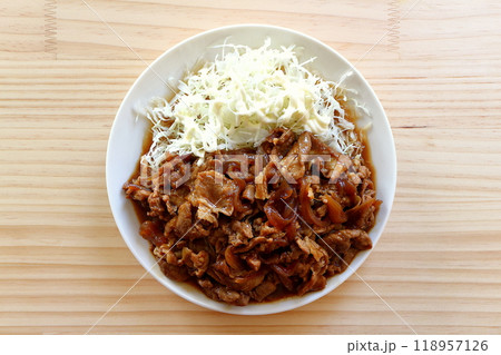 豚こまの生姜焼きとマヨネーズをかけた千切りキャベツ 豚こまの生姜焼きとマヨネーズをかけた千切りキャベツ 118957126