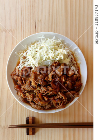 豚こまの生姜焼きとマヨネーズをかけた千切りキャベツ 118957143