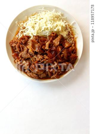 豚こまの生姜焼きとマヨネーズをかけた千切りキャベツ 118957178