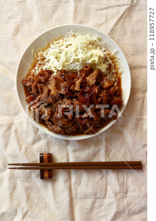 豚こまの生姜焼きとマヨネーズをかけた千切りキャベツ 豚こまの生姜焼きとマヨネーズをかけた千切りキャベツ 118957727