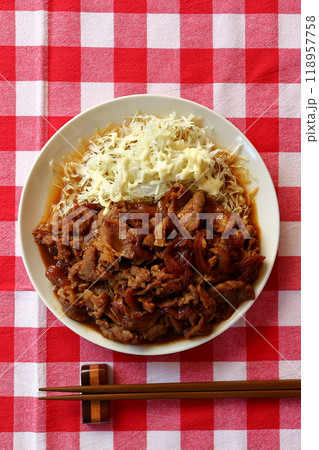 豚こまの生姜焼きとマヨネーズをかけた千切りキャベツ 豚こまの生姜焼きとマヨネーズをかけた千切りキャベツ 118957758