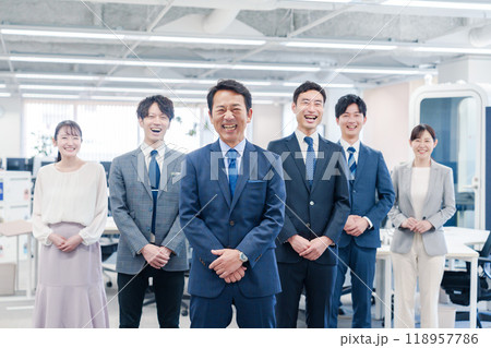 明るくきれいなオフィスで働くビジネスパーソン 明るくきれいなオフィスで働くビジネスパーソン 118957786