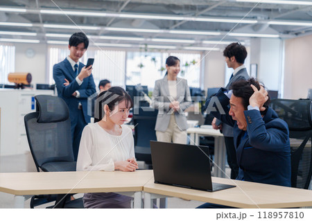 明るくきれいなオフィスで働くビジネスパーソン 明るくきれいなオフィスで働くビジネスパーソン 118957810