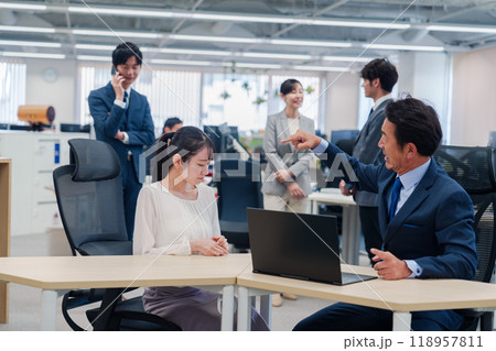 明るくきれいなオフィスで働くビジネスパーソン 明るくきれいなオフィスで働くビジネスパーソン 118957811