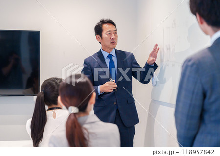 明るくきれいなオフィスで働くビジネスパーソン 明るくきれいなオフィスで働くビジネスパーソン 118957842