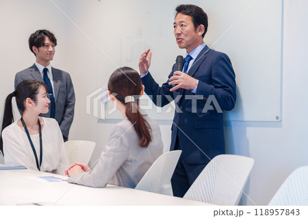 明るくきれいなオフィスで働くビジネスパーソン 明るくきれいなオフィスで働くビジネスパーソン 118957843