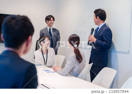 明るくきれいなオフィスで働くビジネスパーソン 118957844