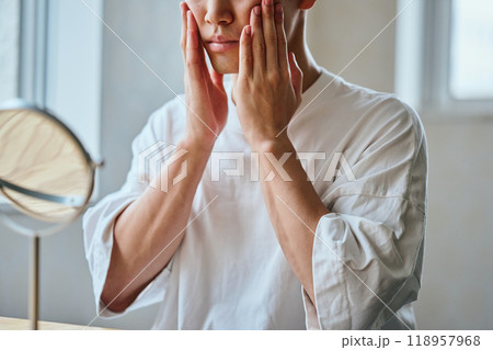 肌をケアする20代の若い男性 118957968