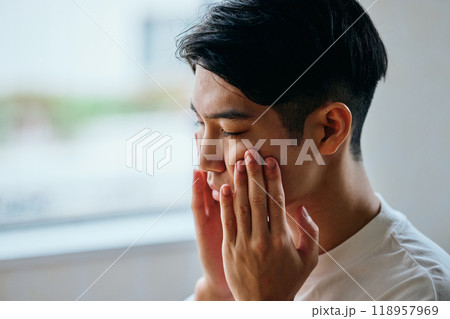 肌をケアする20代の若い男性 肌をケアする20代の若い男性 118957969