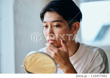 肌を気にする20代の若い男性 118957982