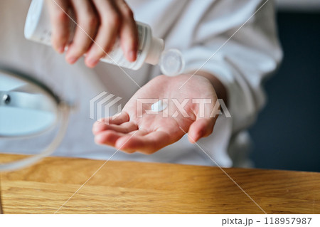 肌をケアする20代の若い男性 118957987