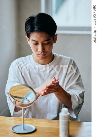 肌をケアする20代の若い男性 118957990