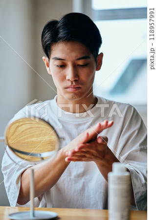 肌をケアする20代の若い男性 118957991