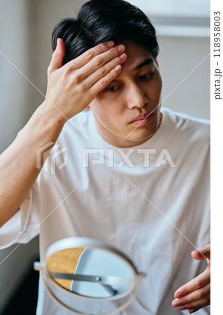 肌をケアする20代の若い男性 肌をケアする20代の若い男性 118958003
