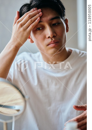 肌をケアする20代の若い男性 肌をケアする20代の若い男性 118958005