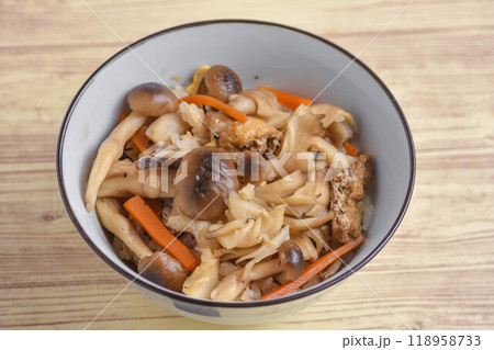 秋の味覚 キノコご飯 秋の味覚 キノコご飯 118958733