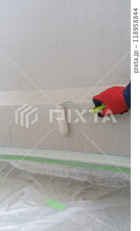 外壁塗装の養生｜マスカーで床を養生した外壁を塗装する 118958844