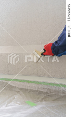 外壁塗装の養生｜マスカーで床を養生した外壁を塗装する 118958845