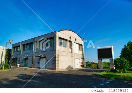 多摩川と利水施設二ヶ領宿河原堰の風景 118959122