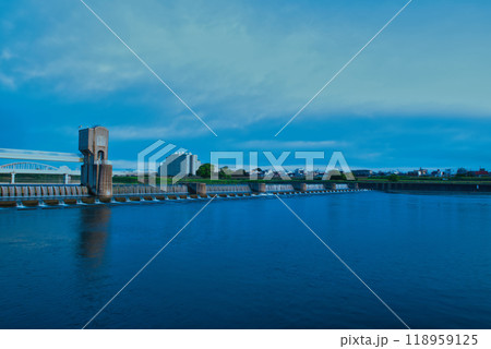 多摩川と利水施設二ヶ領宿河原堰の風景 118959125