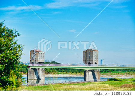 多摩川と利水施設二ヶ領宿河原堰の風景 多摩川と利水施設二ヶ領宿河原堰の風景 118959152