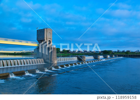 多摩川と利水施設二ヶ領宿河原堰の風景 118959158