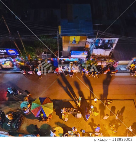 晩御飯の時間帯 賑わう定食屋そしてBBQ屋台 晩御飯の時間帯 賑わう定食屋そしてBBQ屋台 118959302