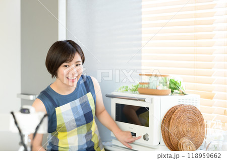 電子レンジの前で料理動画を収録する女性 電子レンジの前で料理動画を収録する女性 118959662