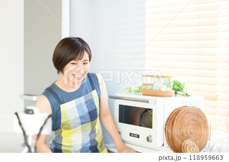 電子レンジの前で料理動画を収録する女性 電子レンジの前で料理動画を収録する女性 118959663