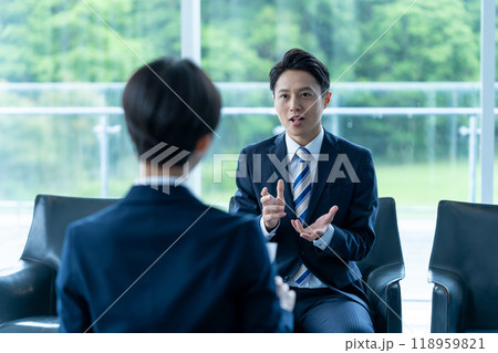 真剣に話すコンサルタント 真剣に話すコンサルタント 118959821