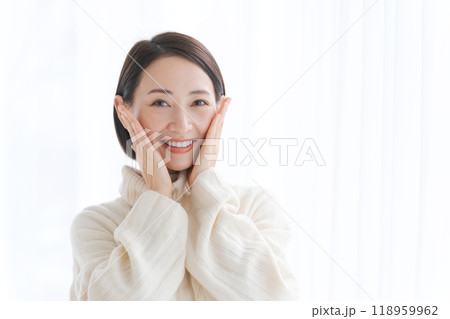 顔のスキンケアをする40代女性 118959962