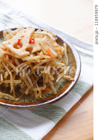 栄養たっぷりの健康食品で、家庭料理の定番といえば、きんぴらごぼう 栄養たっぷりの健康食品で、家庭料理の定番といえば、きんぴらごぼう 118959970