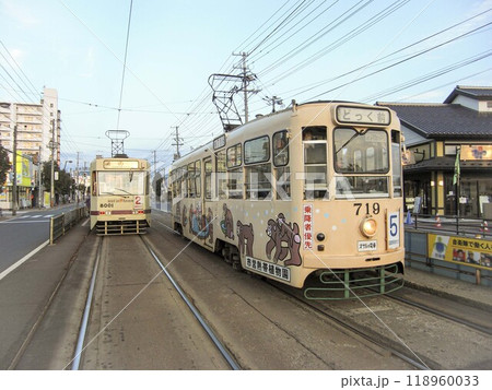 【運転手・ロゴ・看板ぼかし・鉄道写真】函館市電710形、柏木町電停にて 【運転手・ロゴ・看板ぼかし・鉄道写真】函館市電710形、柏木町電停にて 118960033