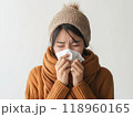 風邪をひいて鼻をかむ女性 118960165
