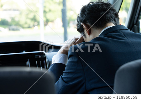 運転に疲れた男性 運転に疲れた男性 118960359