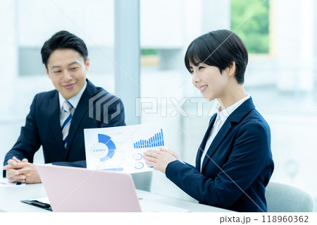 ミーティングするビジネスパーソン 118960362